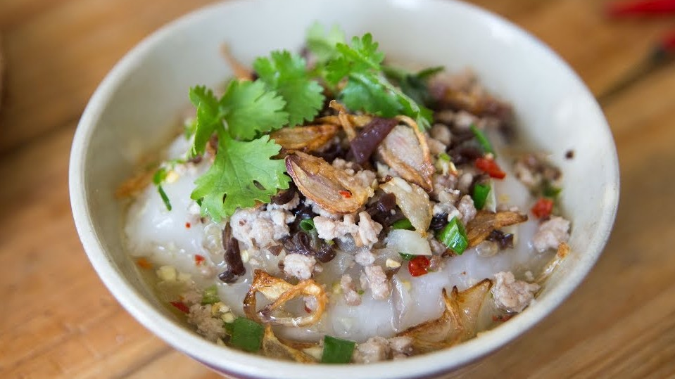 Hot rice cake is never out of date in Saigon
