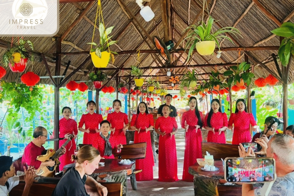 Live Vietnamese folk music 