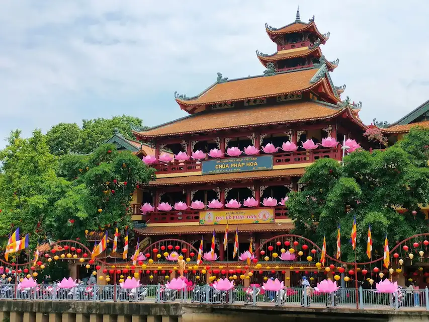 Pháp Hoa pagoda is one of the most scenic temples in Saigon.