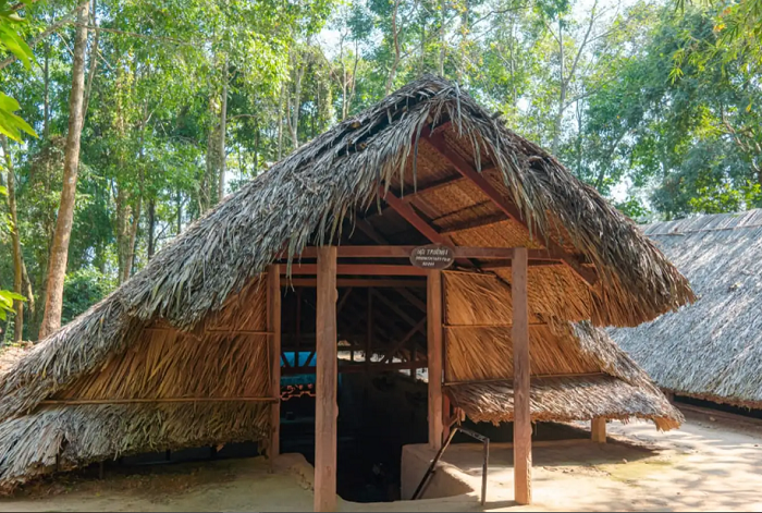 For travelers with tight schedules, Ben Dinh fits neatly into a morning itinerary.