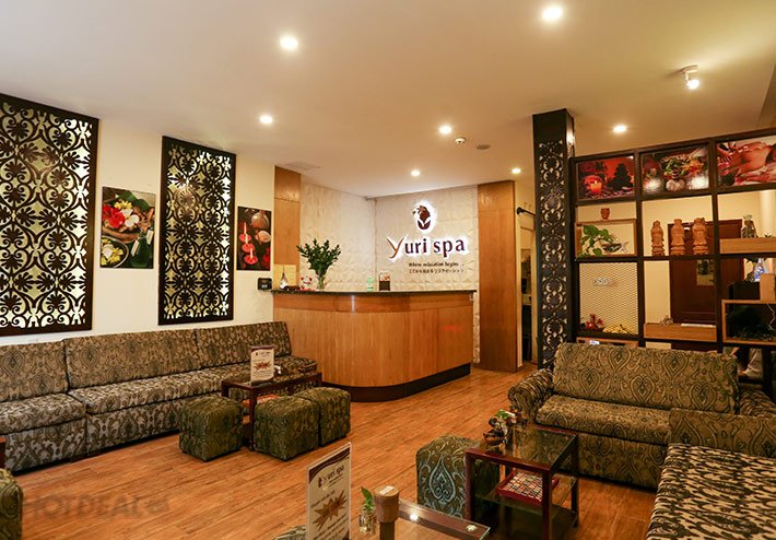 A spacious and luxurious space with a Japanese touch.