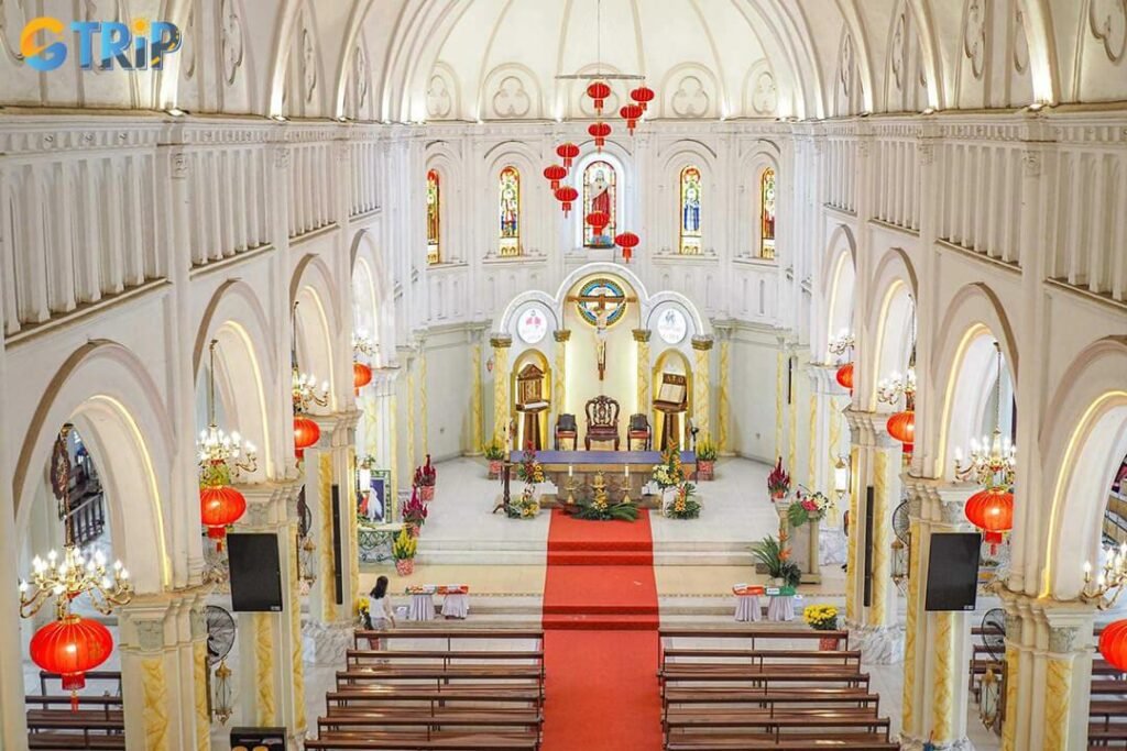 Inside, natural light becomes part of the experience. Sunlight enters through stained glass windows and gradually moves across wooden furnishings and quiet prayer spaces throughout the day