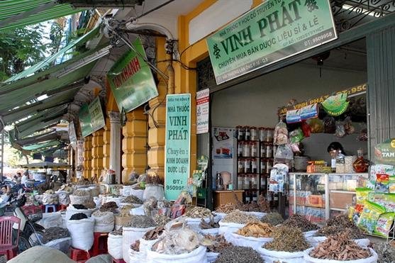 This convenience reflects a practical side of daily life in Vietnam. People often value speed, accessibility, and neighborhood relationships