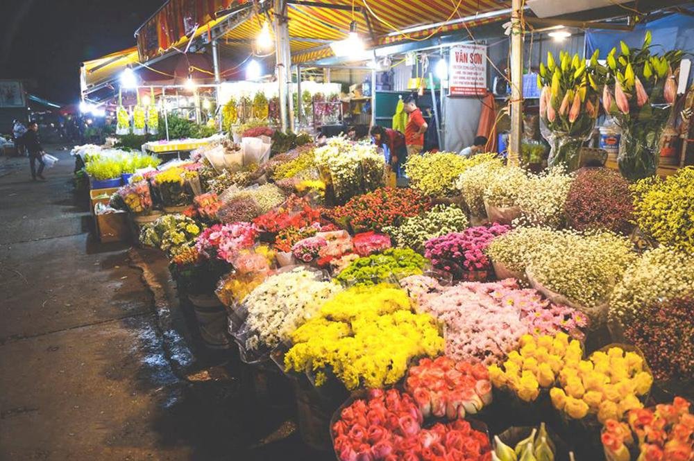 The market reaches its peak between midnight and three in the morning, when the flow of goods is at its most intense