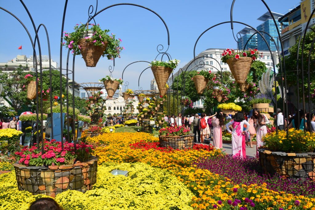 flower markets, traditional foods, red decorations, lion dances, and a completely different atmosphere from ordinary days.