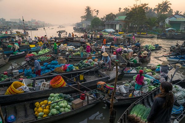Cai Rang Floating Market in early morning.