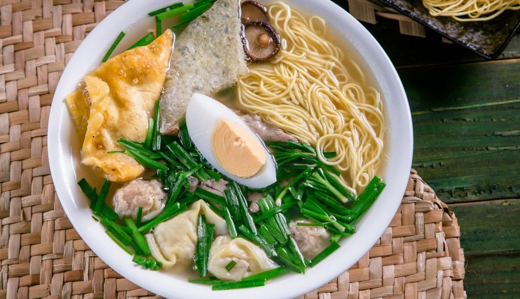 This is pure comfort in a bowl. The savory shrimp-pork broth, chewy egg noodles, and plump wontons make Mì Vằn Thắn an absolute favorite.