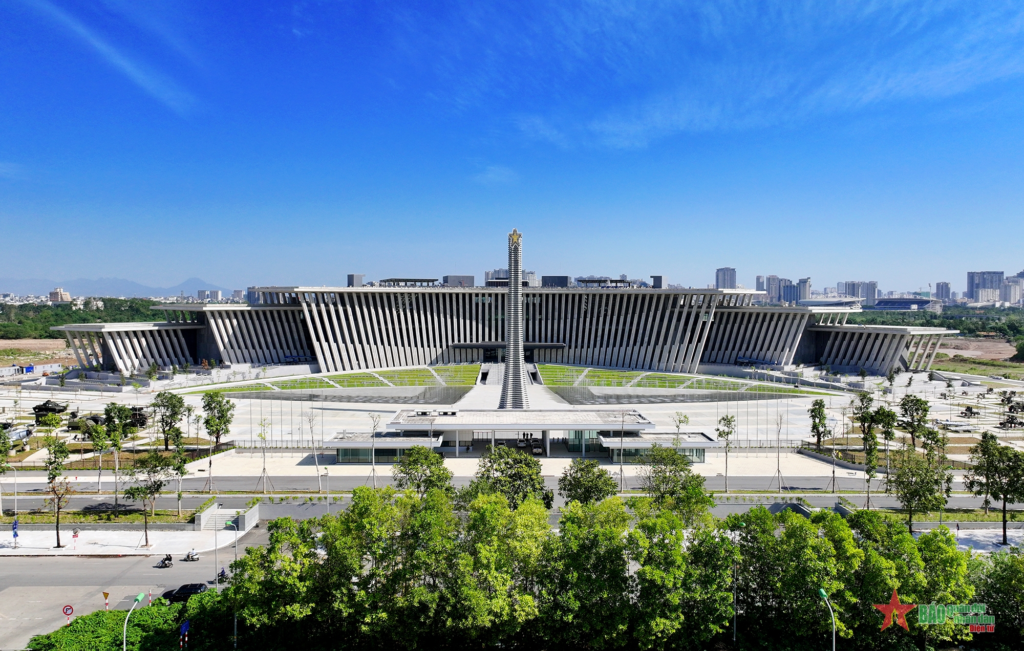 The scale of this new museum is absolutely mind-blowing. Walking through the massive halls and seeing the towering fighter jets and tanks makes you realize how monumental Vietnam's history is.