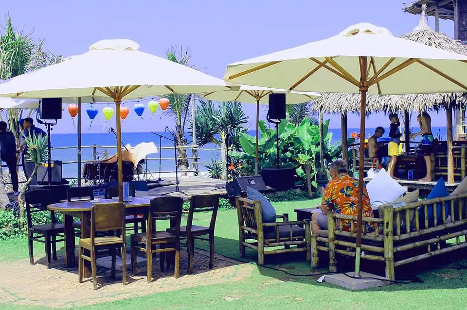 Sandy toes, ocean breeze, and a cold drink in hand. An Bàng beach bars are the absolute perfect place to hide from the afternoon heat and just watch the waves roll in.