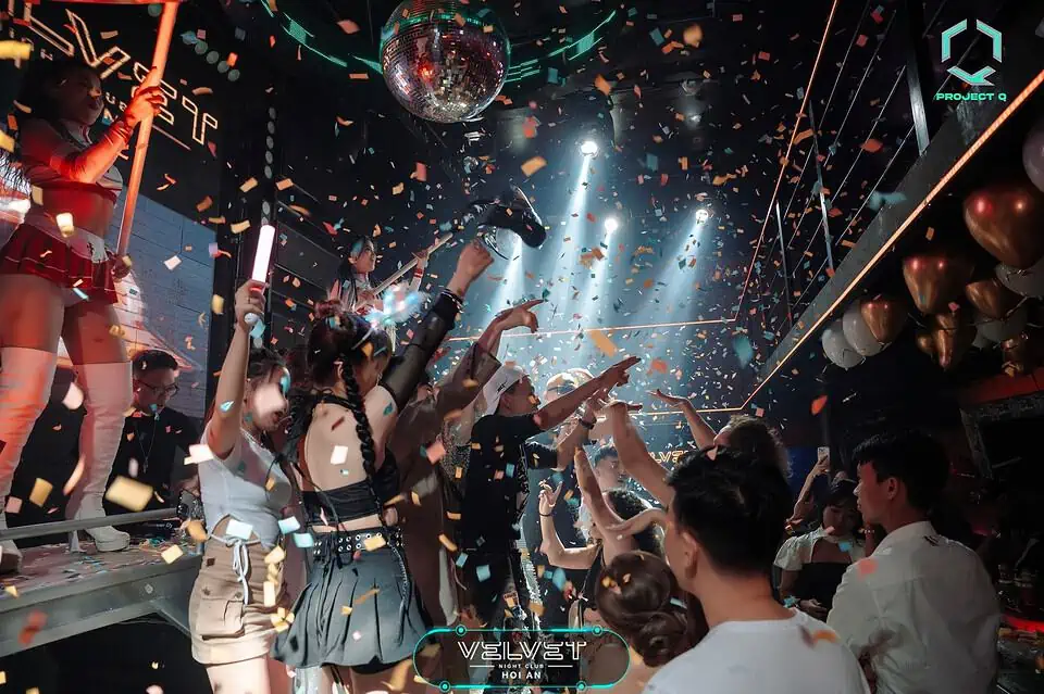 Who says Hội An is only about quiet ancient houses? The nightclubs here go so hard! Dancing the night away under the bass and laser lights in this historic town is unforgettable.