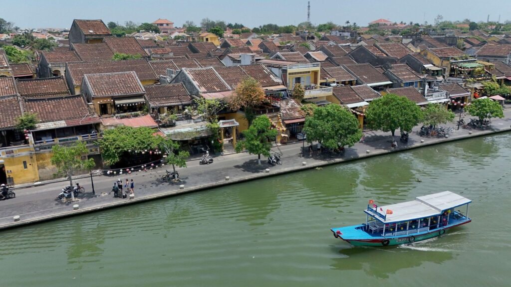 From May to August, Hoi An experiences hotter temperatures, often exceeding 35°C. While the heat can be intense during midday, this period is excellent for beach lovers who want to spend time along the nearby coastline.