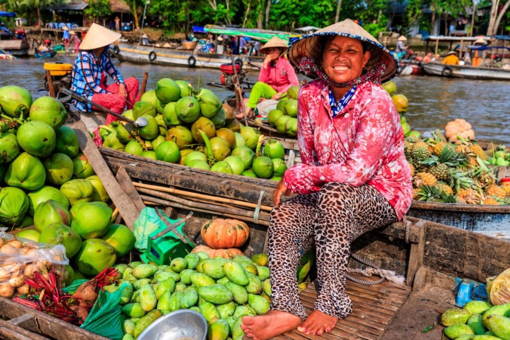 Early in the morning, boats gather to sell fresh produce, noodle soups, coffee, and local snacks. Many dishes are prepared directly on the water, creating an atmosphere unlike any conventional marketplace.