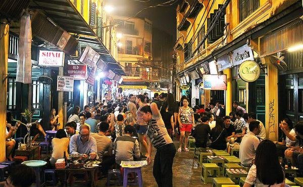 As the cyclo moves through different neighborhoods, travelers encounter scenes that showcase the city's culinary diversity. Vendors prepare fragrant noodle soups, crispy bánh mì sandwiches, fresh spring rolls, grilled seafood, and countless other local specialties.