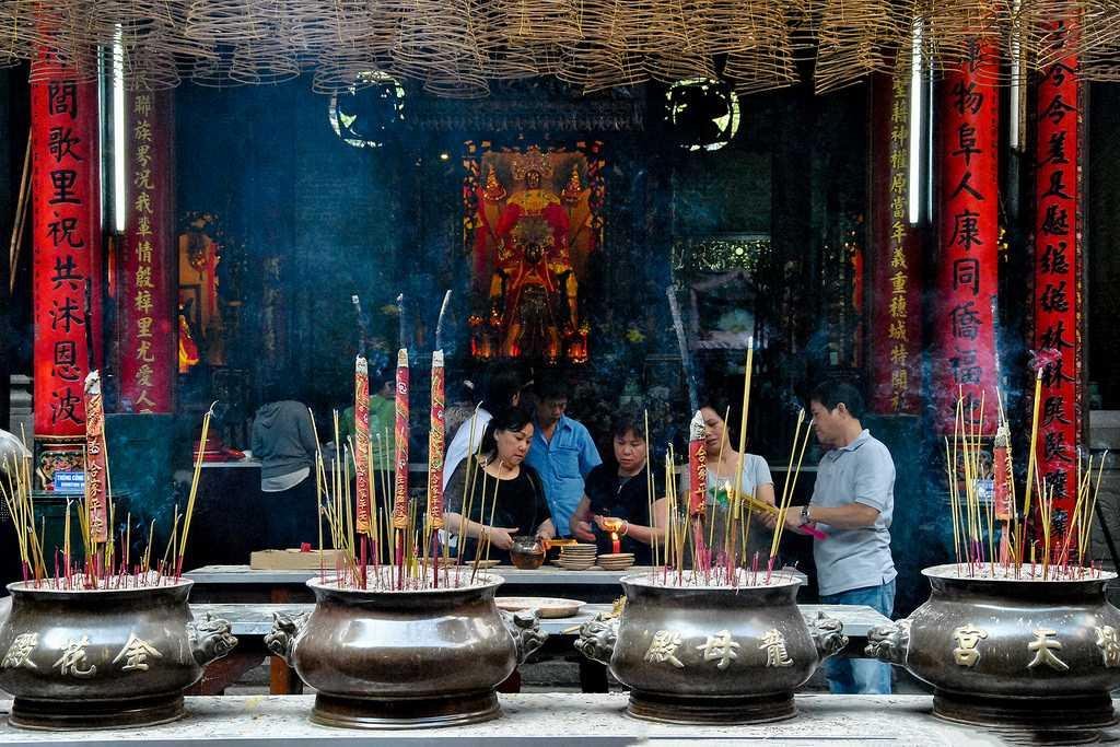 Hidden behind Cholon’s bustling streets, quiet temple alleys preserve centuries of Chinese-Vietnamese culture and tradition.