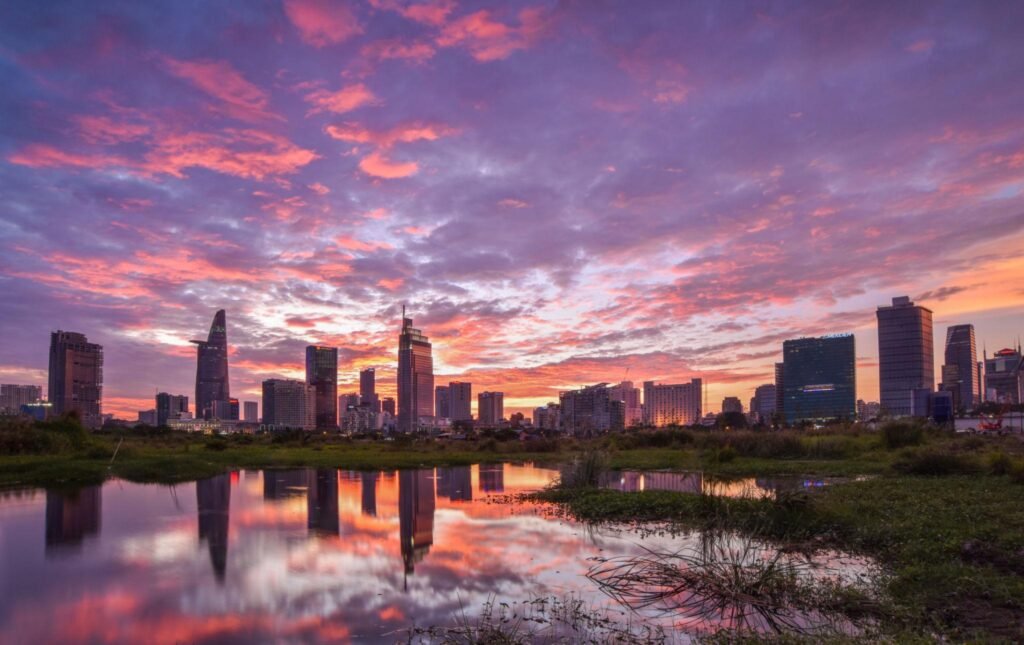 One of the most magical moments of any river cruise occurs just before sunset. During this period, the city undergoes a remarkable transformation that captivates photographers, couples, and travelers alike.