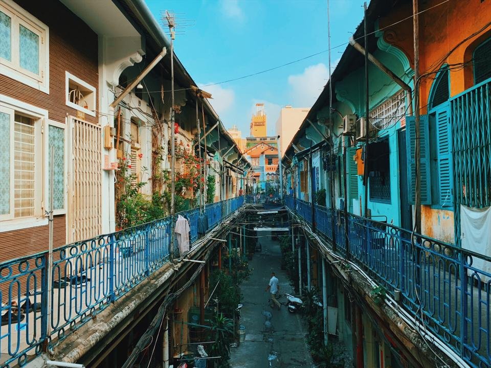 These hidden spaces often contain family-owned shops, local temples, small cafés, and food vendors that have served their communities for generations.