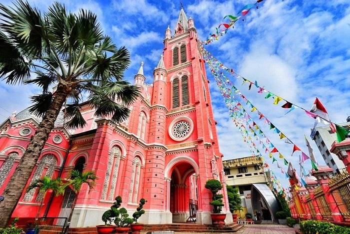 Whether viewed from a nearby café, admired from across the street, or captured through a camera lens at close range, Tan Dinh Church offers a picture-perfect backdrop that never fails to impress.