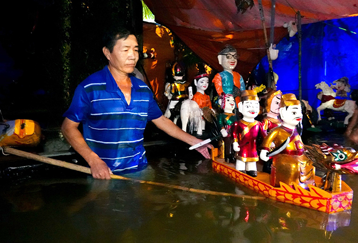 The real magic happens behind the bamboo screen. Giant respect to the incredible artisans who stand waist-deep in water for hours, breathing life into heavy wooden puppets with flawless skill and passion.