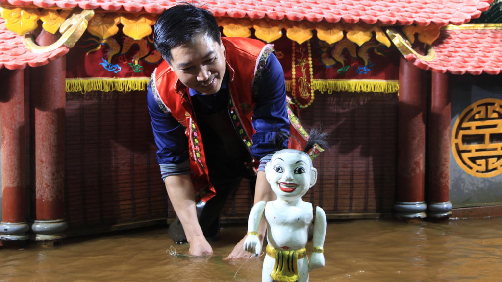 The best part of the night: when the water puppetry masters finally step out from behind the curtain to take a bow. Seeing the smiles of the artists who keep this centuries-old heritage alive is genuinely heartwarming.