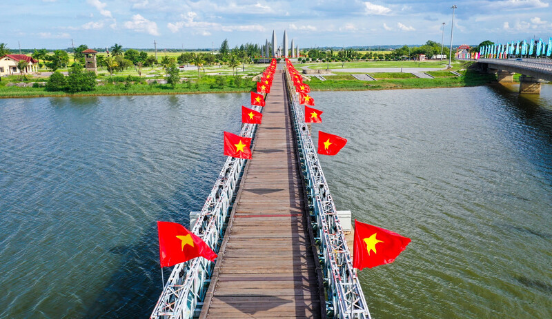 Standing on Hien Luong Bridge - the historic witness that watched a nation bleed and heal. For decades, this bridge was painted in two colors, symbolizing a divided country. Today, it stands as a peaceful monument of reunification, reminding us of the immense value of peace.