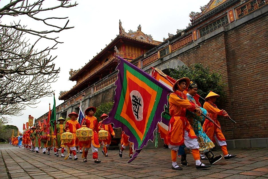 The Central region is where rich imperial heritage meets the endless blue ocean. Life here moves to a slower, gentler rhythm, found in the glowing lanterns of Hội An, the quiet tombs of Huế, and the incredibly warm, resilient spirit of the local people.