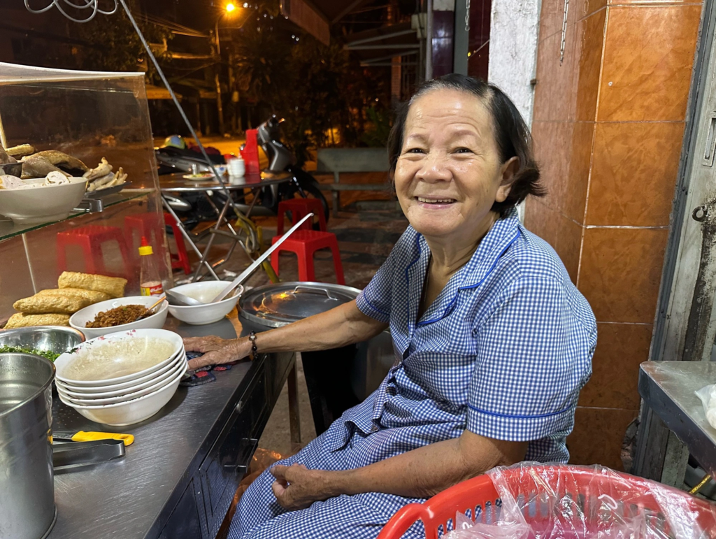 If a vendor spends extra time helping you understand a menu, teaching you about local food, or making special accommodations, some travelers choose to leave a small additional amount.
