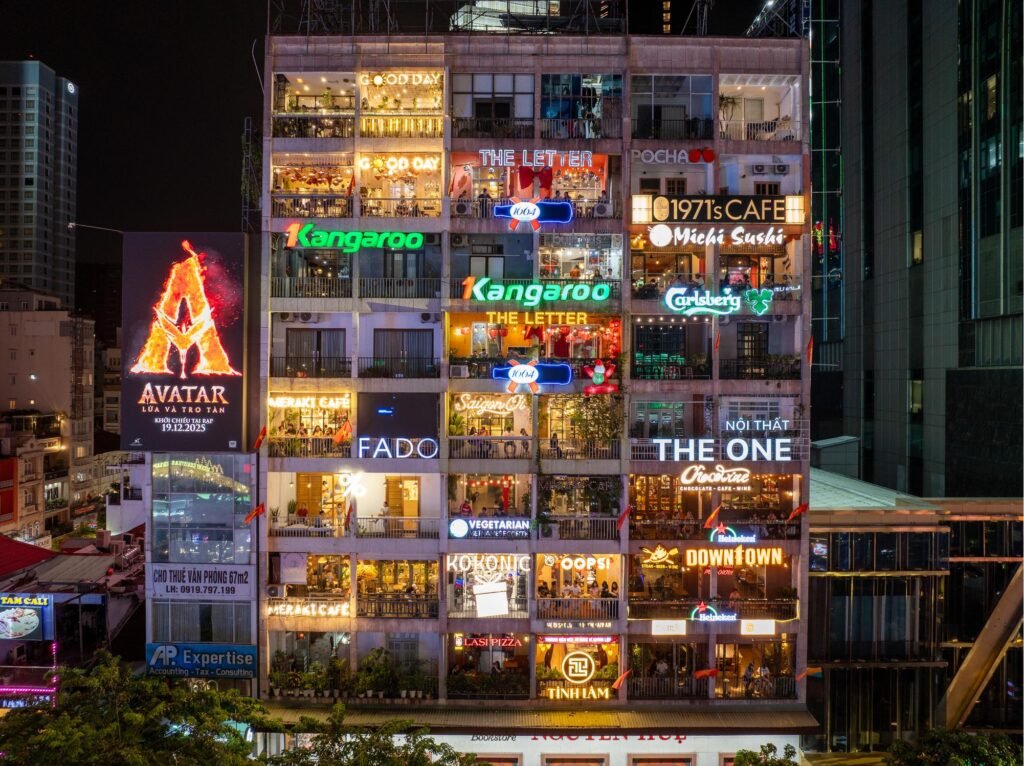Every café offers its own distinct aesthetic. Some feature minimalist designs with panoramic city views, while others embrace vintage décor, lush greenery, or artistic themes