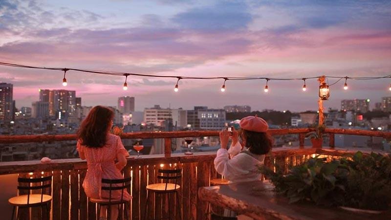 Rooftop garden cafes combine lush greenery with spectacular views of Saigon’s ever-changing skyline.