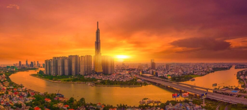 The experience becomes particularly magical during sunset. As daylight fades and thousands of city lights begin to sparkle below, the entire skyline transforms into a spectacular visual display.